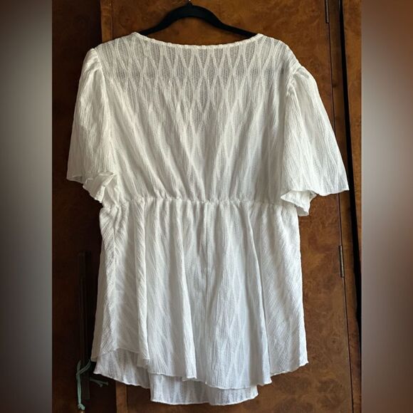 White blouse  - Picture 3 of 8